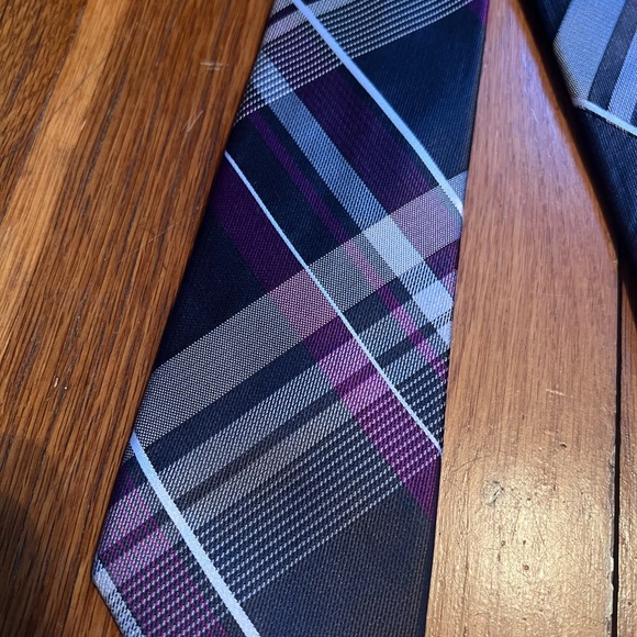 Black/Purple/White Van Heusen Tie - Picture 2 of 3